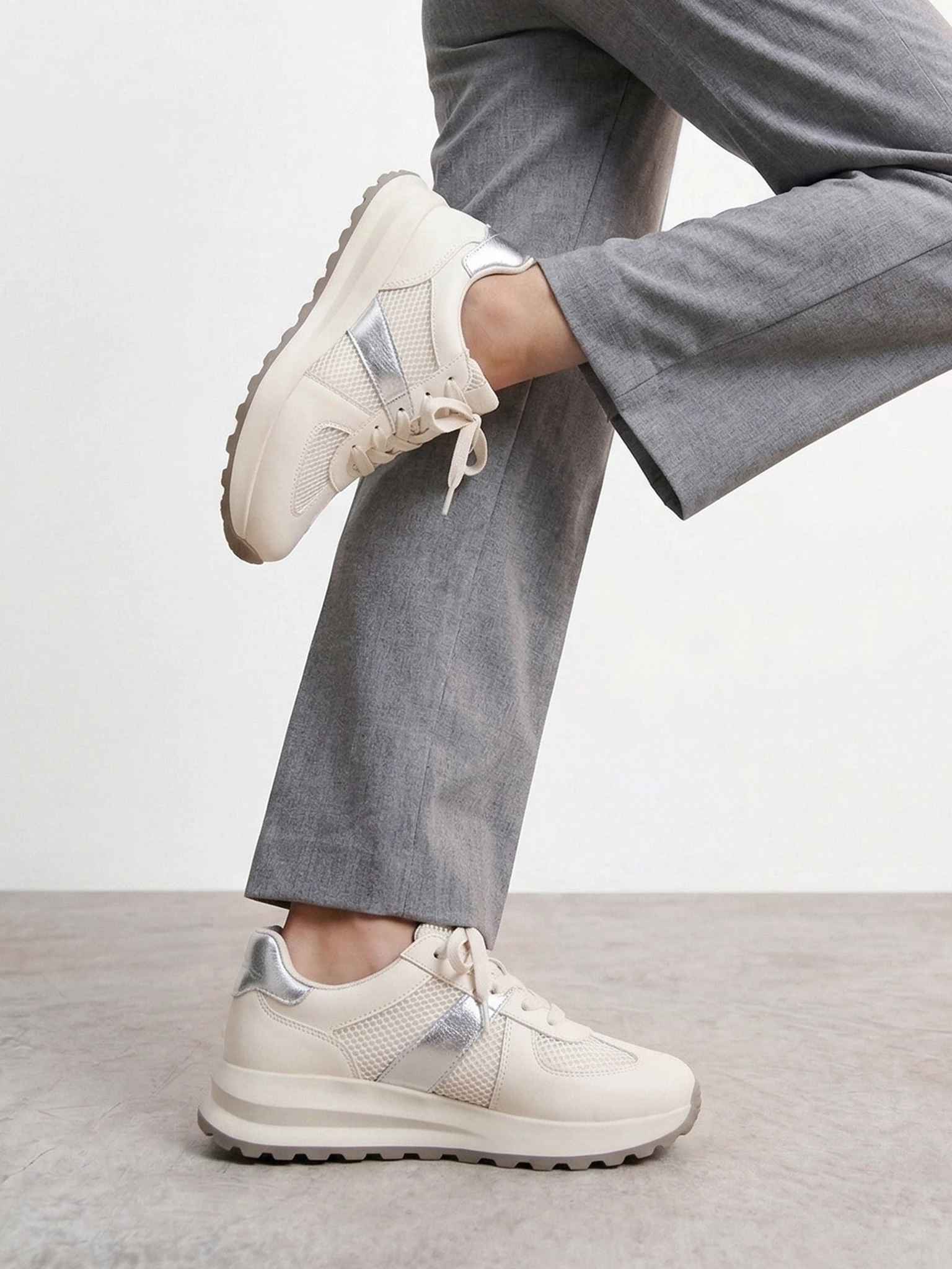 Кроссовки комбинированные белого цвета на средней подошве